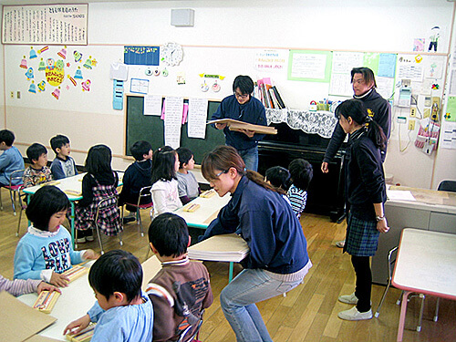 広島市中区「ともえ保育園」で、子どもたちに画用紙帳を配布したときの模様 2