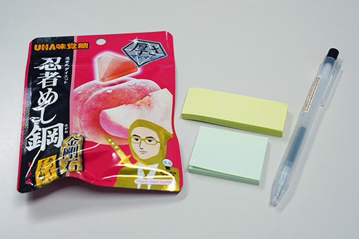 必須アイテム お菓子や推しのグッズ