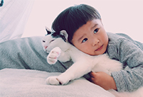 小さな猫男子、たいくん(3歳)と愛猫ザクロの毎日を写した優しい写真たち―人気インスタグラマーrie_mrmtさんにインタビュー―